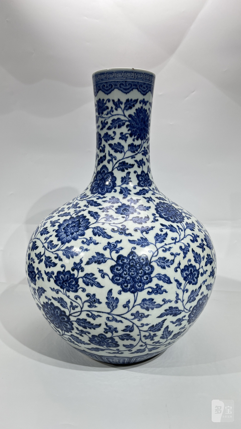 清乾隆 青花缠枝花卉纹天球瓶 - 图2